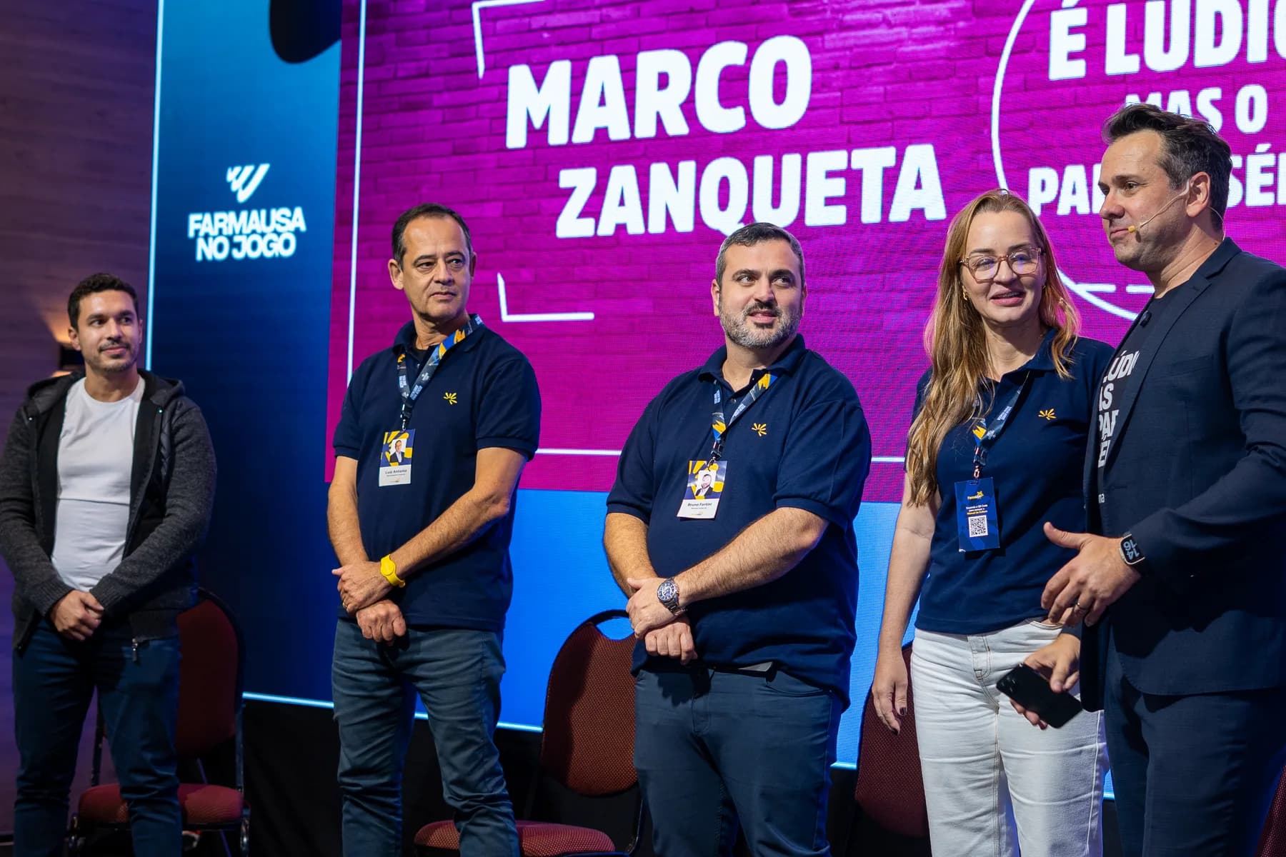 Palestrante e equipe em evento corporativo registrado pela SYNC Produtora